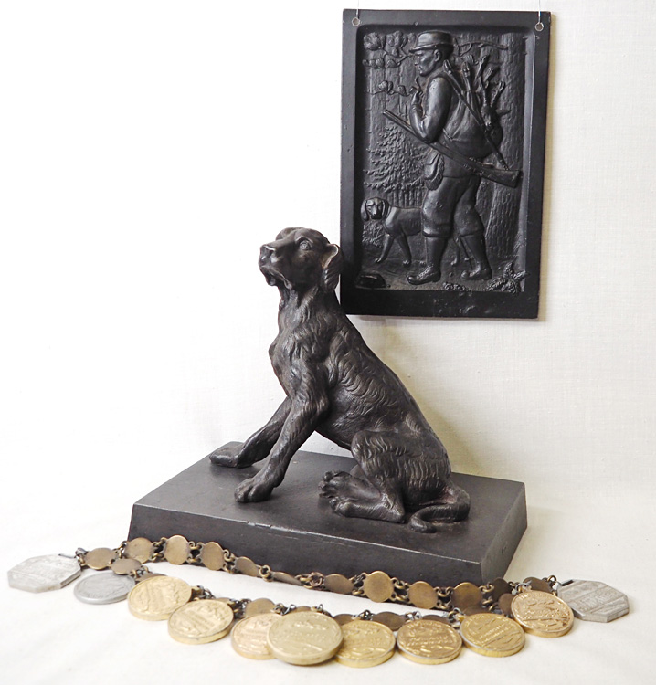 Плакетка с изображением сцены охоты «Сидящая собака» Касли, Медали охотничьих собак
